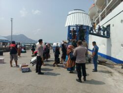 Polsek Kawasan Pelabuhan Laut Bima Amankan Proses Embarkasi/Debarkasi Kapal KM. AWU di Pelabuhan Bima
