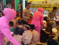 Dukung Program Makan Siang Bergizi, Polsek Monta Bagikan Paket Makanan di Ponpes Al-Iman Desa Simpasai