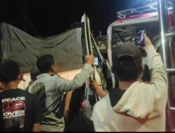 Personel Polsek Bolo Evakuasi Korban Kecelakaan Beruntun di Desa Timu