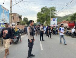 Personel OMP Rinjani 2024 Polres Bima Kota Amankan Kampanye Blusukan Paslon Wali Kota di Kelurahan Jatibaru Barat