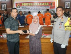 Wakili Kapolres Bima, Kabag Ops dan Kasat Reskrim Serahkan Handphone secara Simbolis Kepada Dua Korban Curat