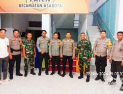 Personel Polres Bima Kota Laksanakan Pengamanan Logistik Pemilukada 2024 di PPK Kecamatan