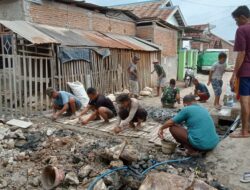 Bhabinkamtibmas Desa Soro Bersama Warga Gotong Royong Perbaiki Jalan