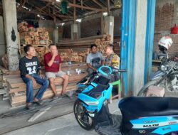 Waspada Banjir di Musim Hujan, Bhabinkamtibmas Imbau Warga Jaga Kebersihan Lingkungan