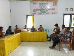 Jaga Persatuan dan Kesatuan Bhabinkamtibmas Polsek Woha Melalui Cooling System Sambangi Kantor Desa Donggobolo