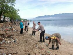 Sinegritas TNI-POLRI, HUT TNI AD Ke-79 Polsubsektor Palibelo Kerja Bhakti Bersihkan Pantai Kalaki