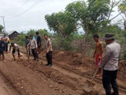 Pupuk Sinegritas TNI-POLRI Polsek Soromandi dan Koramil Donggo Gotong Royong Bersihkan Material Pasca Banjir