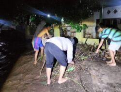 Cepat Tanggap Bhabinkamtibmas Polsek Sanggar, Bantu Warga Terdampak Banjir di Desa Binaannya