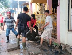 Bhabinkamtibmas Bersama Warga Gotong Royong Pasca Banjir di Kelurahan Paruga