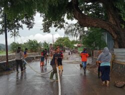 Pasca Banjir, Bhabinkamtibmas Kelurahan Kendo Bersama BPBD dan Warga Gelar Gotong Royong