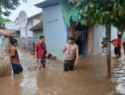 Polri Peduli, Bhabinkamtibmas Paruga Sigap Bantu Evakuasi Barang Warga Terdampak Banjir