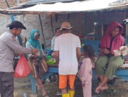 Polri Peduli, Bhabinkamtibmas Desa Soro Polsek Lambu Bagikan Makanan dan Minuman kepada Warga Terdampak Banjir