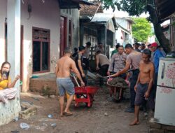 Polres Bima Kota Bahu Membahu Bersihkan Sampah dan Lumpur Pasca Banjir di Kota Bima