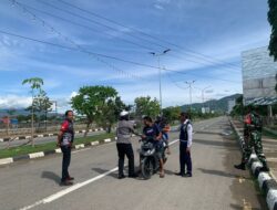 Personel Sat Lantas Polres Bima Kota Berikan Himbauan Keselamatan di Objek Wisata Pantai Lawata