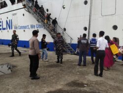 Polsek Kawasan Pelabuhan Laut Bima Amankan Proses Embarkasi dan Debarkasi Kapal KM. BINAIYA di Pelabuhan Bima