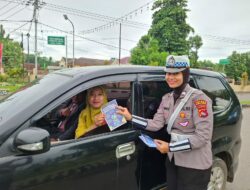 Sat Lantas Polres Bima Kota Bagikan Brosur Keselamatan Berlalu Lintas kepada Pengendara