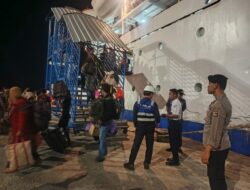Polsek Kawasan Pelabuhan Laut Bima Amankan Proses Embarkasi dan Debarkasi Kapal KM. Tilongkabila di Pelabuhan Bima