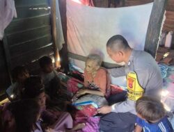 Indahnya Berbagi di Bulan Suci Ramadhan, Bhabinkamtibmas Polsek Woha Sisihkan Gajinya Untuk Bantu Lansia di Desa Binaannya