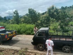 Polri Untuk Masyarakat, Kapolsek Soromandi Bantu Derek Mobil Warga Yang Mogok