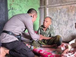 Tebar Kasih di Bulan Suci Ramadhan, Bhabinkamtibmas Polsek Woha Salurkan Bantuan Bagi Lansia di Desa Binaannya