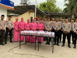 Berkah di Bulan Suci Ramadhan, Sat Samapta Polres Bima Bagikan Takjil Berbuka Puasa Bagi Pengendara