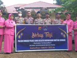 Polsek Dongggo Bersama Pengurus Bhayangkari Bagikan Takjil Berbuka Puasa Bagi Pengendara