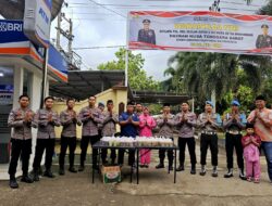 Ramadhan Penuh Berkah, Gabungan Satker Polres Bima Berbagai Takjil Menjelang Berbuka Puasa