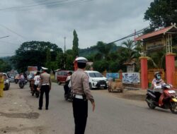 Cegah Kemacetan, Personel Pos PAM Operasi Ketupat Rinjani 2025 Melakukan Penjagaan dan Pengaturan Arus Lalulintas