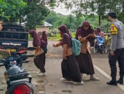 Pelayanan Terbaik, Mencegah Kemacetan Polsek Donggo Laksanakan Rawan Pagi di Depan SMPN I Donggo