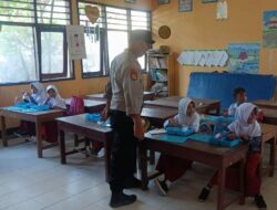 Proaktif Sukseskan Program Presiden RI, Polsek Madapangga Kembali Kawal Pendistribusian Makan Bergizi Gratis Bagi Ribuan Pelajar di Wilayah Kecamatan Madapangga