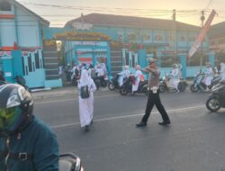 Sat Lantas Polres Bima Kota Laksanakan Strong Point, Bantu Pejalan Kaki dan Anak Sekolah Menyeberang Jalan