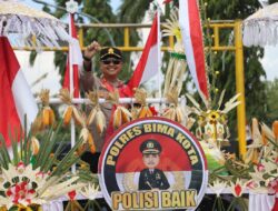 Polres Bima Kota Tampilkan Kendaraan Hias “Polisi Baik” di Karnaval HUT ke-80 RI