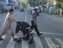 Sat Lantas Polres Bima Kota Laksanakan Rawan Pagi, Bantu Anak Sekolah dan Pejalan Kaki Menyeberang Jalan