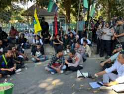 Kapolres Bima Kota Turun Langsung Pimpin Pengamanan Aksi Demo Mahasiswa di Dua Lokasi DPRD