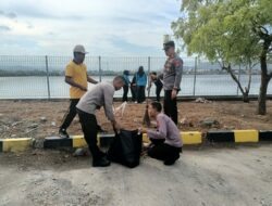 Polsek Kawasan dan Sat Polairud Polres Bima Kota Gelar Baksos Bersih-Bersih di Dermaga Pelabuhan Bima