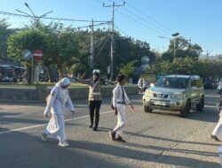 Anggota Lantas Polsek Rasanae Barat Gelar Strong Point Pagi di Depan MTsN 1 Kota Bima