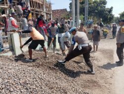 Personel Polsek Sape Gotong Royong Renovasi Masjid Bersama Warga