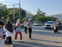 Anggota Lantas Polsek Rasanae Barat Polres Bima Kota Laksanakan Strong Point di Depan MTsN 1 Kota Bima
