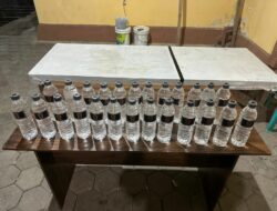 Tim Opsnal Polsek Asakota Gagalkan Peredaran Puluhan Botol Bir, Amer, dan Arak Bali