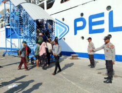 Polsek Kawasan Pelabuhan Laut Bima Laksanakan Pengamanan Kedatangan dan Keberangkatan Kapal KM. Awu di Pelabuhan Bima
