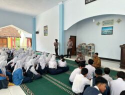 Sosialisasi Penerimaan Siswa Baru SMA Kemala Taruna Bhayangkara oleh Bag SDM Polres Bima Kota di SMPN 1 Kota Bima