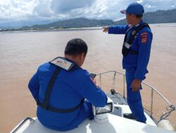 Sat Polairud Polres Bima Kota Lakukan Pencarian Korban Terseret Banjir di Dam Rontu dan Perairan Teluk Bima