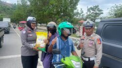 Ops Zebra Rinjani 2025, Polres Bima Kota Bagikan Helm dan Beras Gratis kepada Pengendara